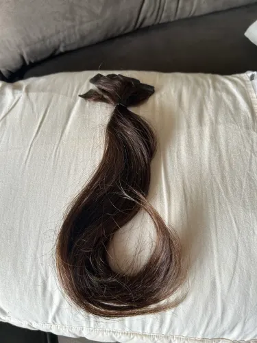 11 mechas médias de cabelo natural castanho. 