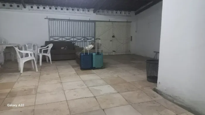 Excelente casa, cidade 2000.