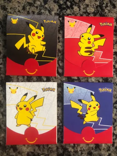 Envelopes promocionais Pokémon TCG da coleção 25º Aniversário do McLanche Feliz em 2021