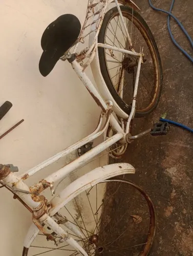 Vendo uma bicicleta para quem quiser restau