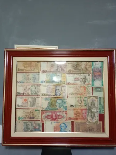 Vendo um quadro com notas antigas para colecionadores obs:não entrego pela Olx venda mãos 