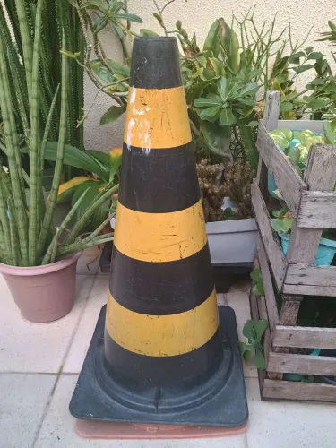 Cone de  sinalizaçäo