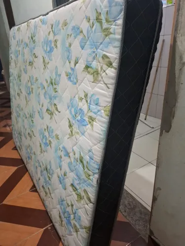 colchão de casal padrão ele é de espuma já está higienizado aceito pix