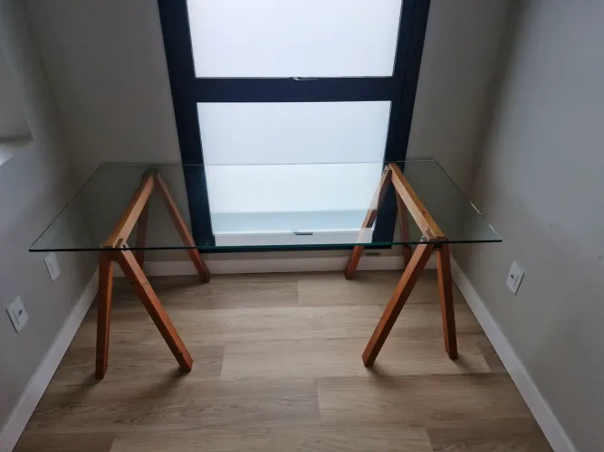 Escrivaninha de vidro com pés caveletes