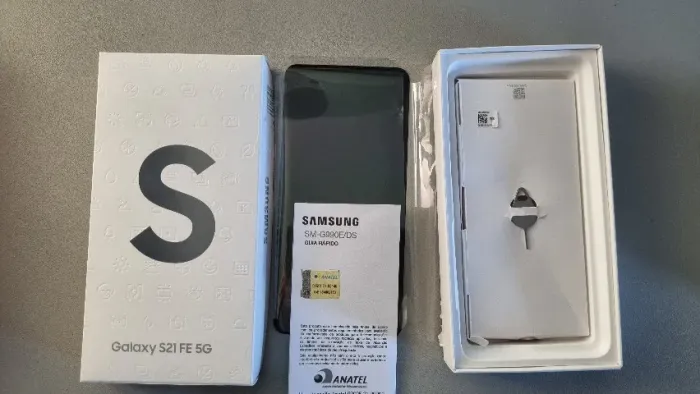 Dois celulares Samsung