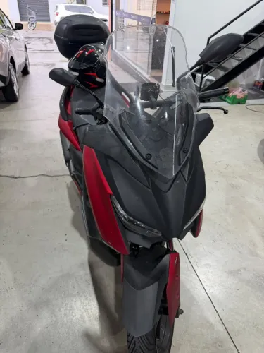 Xmax 250 com 39.000 km com detalhes na carenagem