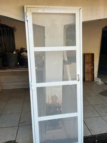 Porta de alumínio e batente com tela mosqueteiro para portas de 80 cm