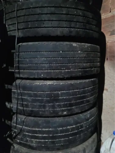 Vendo 4 pneus de caminhão 