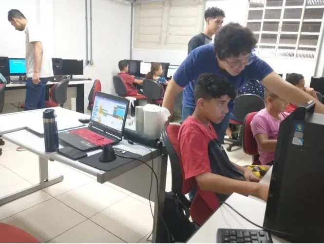 PASSO PONTO - ESCOLA DE CURSOS PROFISSIONALIZANTES E AGÊNCIA DE ESTÁGIOS À VENDA