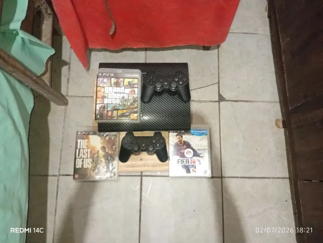 Ps3 super slim semi-novo,todo completo e com jogo mídia física