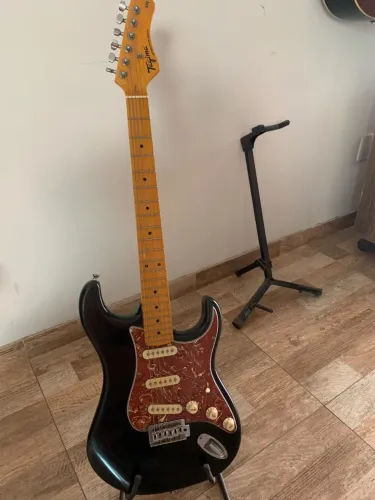 Guitarra Tagima modelo Stratocaster edição Woodstock usada poucas vezes