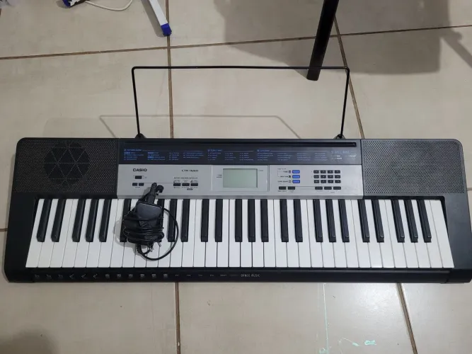 Vendo um teclado usado conservado para iniciantes CASIO CTK - 1550.