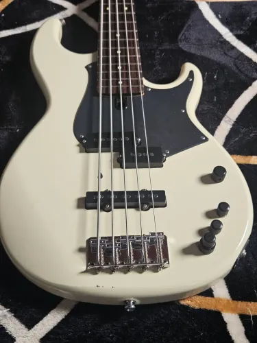 Baixo Yamaha bb235 5 cordas com preamp seymour duncan.