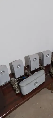 Caixinhas de som do home theater fhilips. São 5