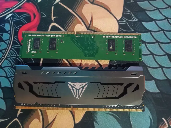 Memoria ram viper 8gb 3000hmz + memoria kingston 4 gb 2666hmz. (Vendo separadamente).