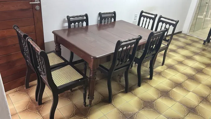 Conjunto de 8 cadeiras e mesa