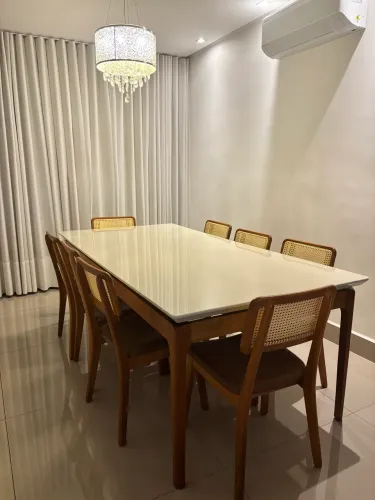 Mesa de Jantar 8 cadeiras de madeira