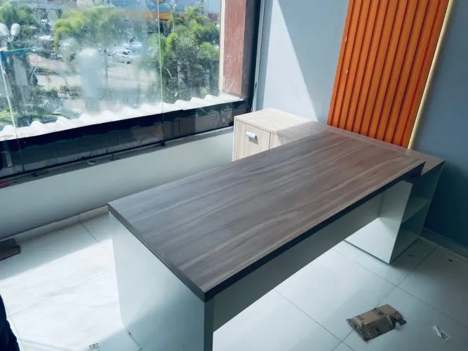 Mesa para escritório com armário