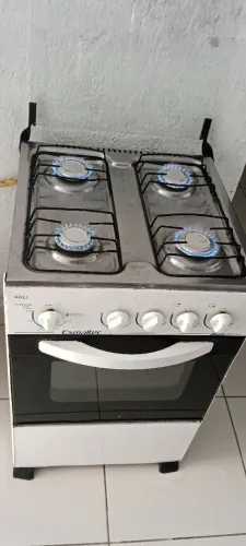fogão esmaltec funciona às 4 bocas e o forno certinho!!!