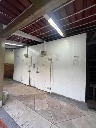 Vendo 2 câmara fria - 1 congelada e outra refrigerada