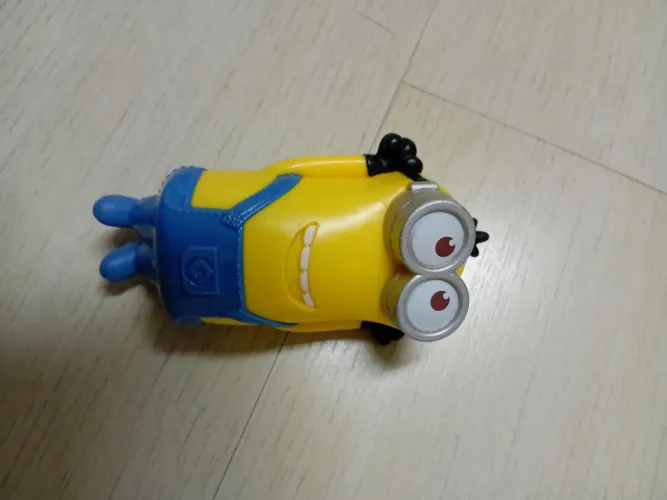 Boneco amarelo 11cm de corda (vibra)