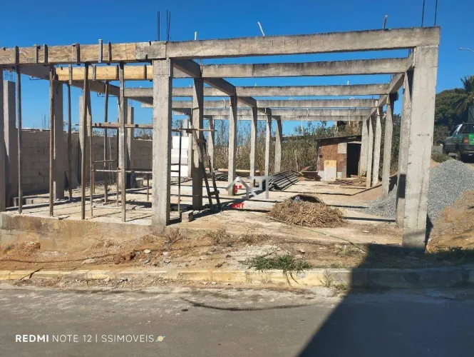 MARAVILHOSO TERRENO DE 200M² EM PONTO SE SEGUNDA LAGE, COLUNAS E VIGAS TODOS PRONTOS, EM A