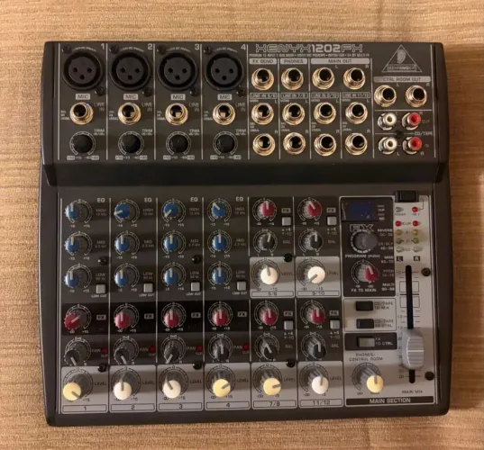 Mesa de som Behringer 1202fx