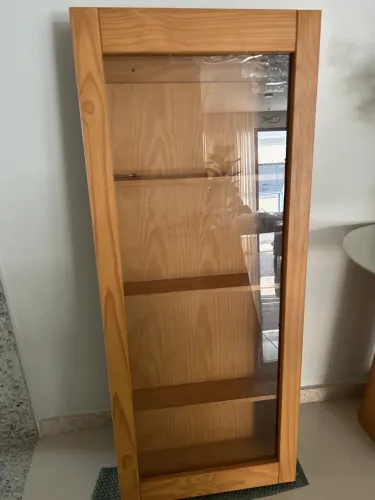 Vende-se cristaleira de parede