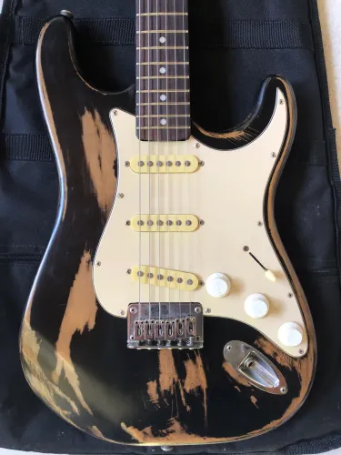 Guitarra Squier Stratocaster Relic Indonésia