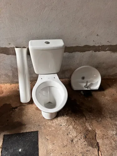 Vendo kit vaso caixa acoplada deca com a pia torneira e pé.
