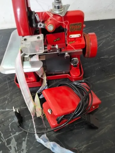 Máquina de costura Overclock