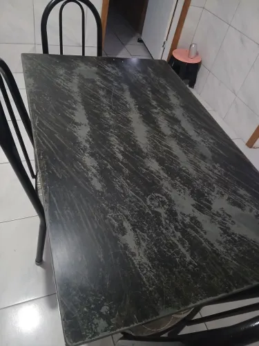 Mesa com 4 cadeira de marmore