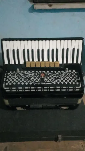 Vendo acordeon 80 baixos