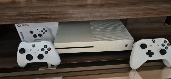 Xbox One S + 2 Comandos (1 Modelo Series) + Jogos (Red Dead Redemption 2 e Ghost Recon)