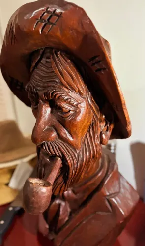 Busto de homem de madeira maciça