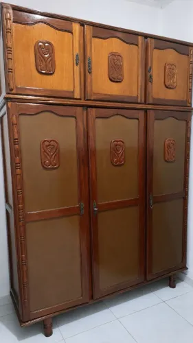 Guarda roupa madeira maciça com maleiro