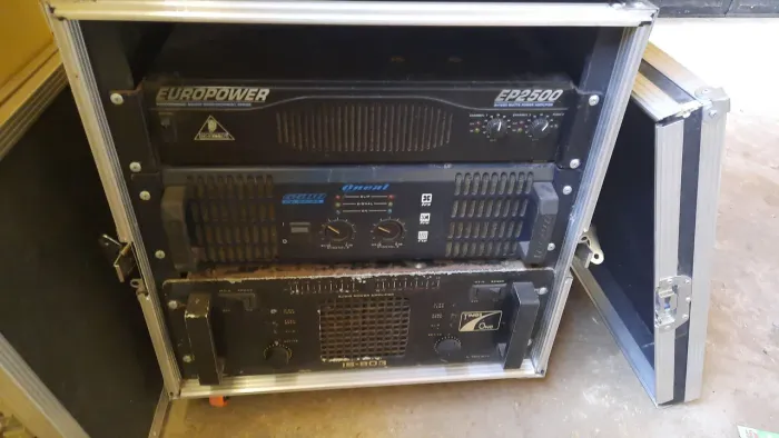 Vende se um amplificador times one is 803 5.000 watts valor 2.600 reais número de 991