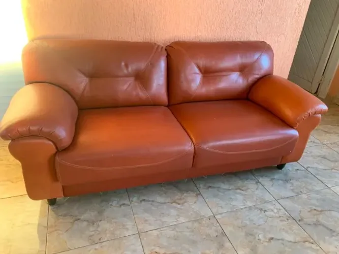 Conjunto sofá de couro caramelo