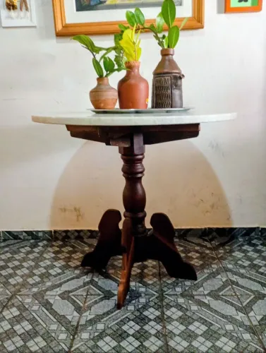 Mesa pés torneados em madeira de lei e tampo de mármore branco 
