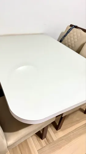 Mesa com 4 cadeiras 