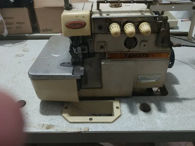 Máquina de costura overloque industrial Yamata