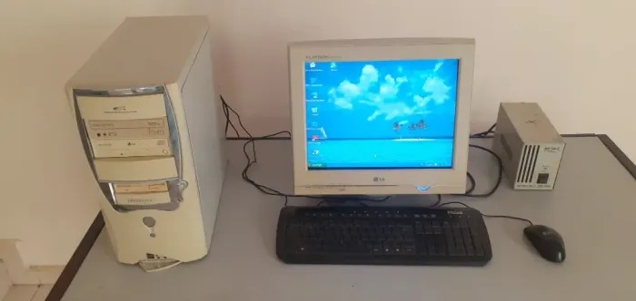 Computador usado, com CPU, teclado, mouse e estabilizador, tudo funcionando, Windows XP