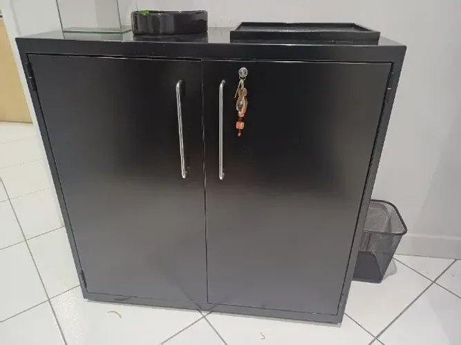 Armário de Aço com 2 Portas e Chave - Preto