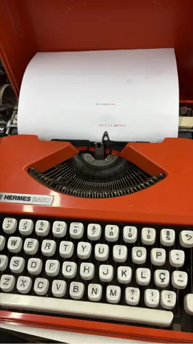 Máquina De escrever Olivetti Hermes Baby funcionando 