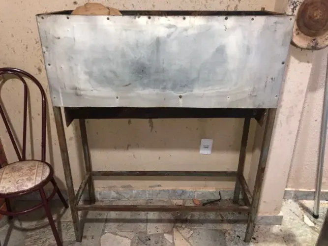 Churrasqueira de chapa com suporte - usada, em ótimo estado