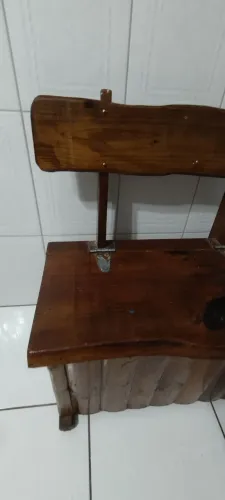 Caixa de lenha rústica muito linda .