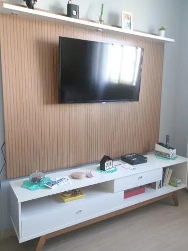 Vende se rack+painel . Painel medindo 1,80 de largx 1,40. Rack 1,80 de largx 55cm de alt.