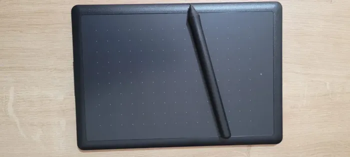 Mesa Digitalizadora One By Wacom CTL472, Pequena, Cor Preto e Vermelho