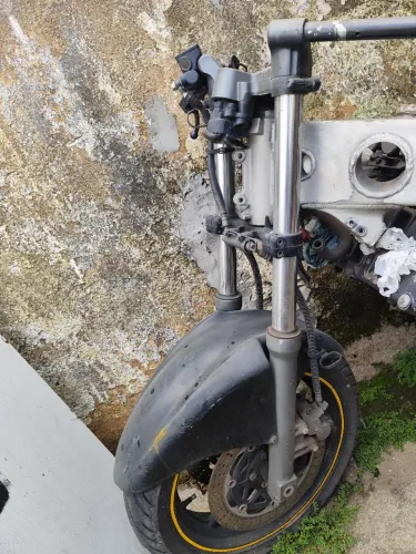 Frente Kawasaki zx600 bengala e guidão e paralama.(Obs não acompanha pneu)
