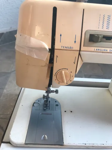 Máquina de costura com defeito